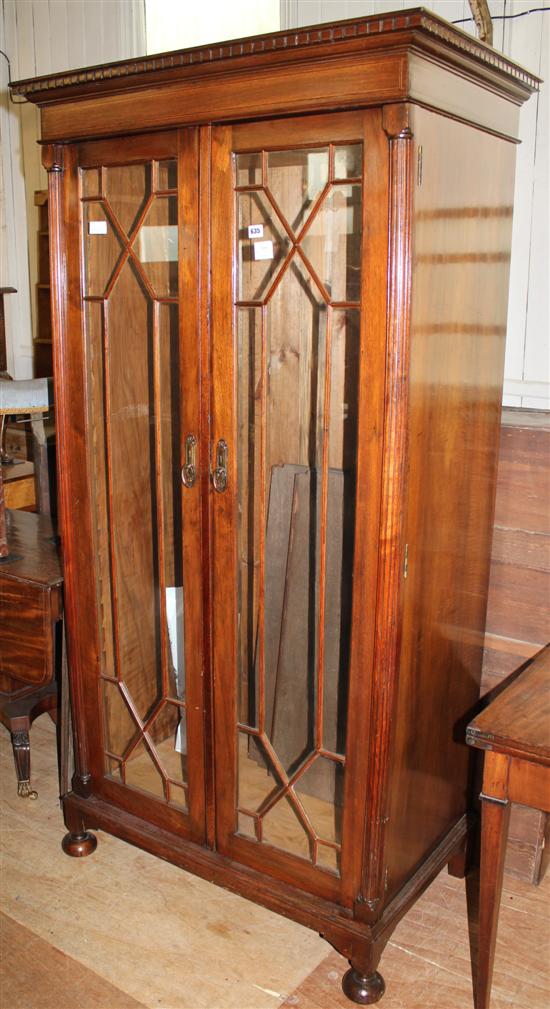 Walnut glazed bookcase(-)